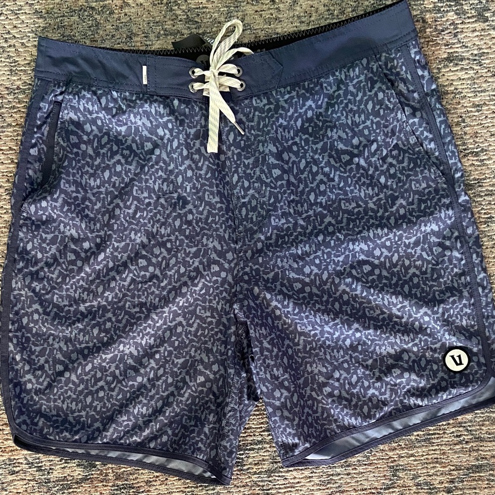 Vuori 7 inch pocket Navy swim trunks